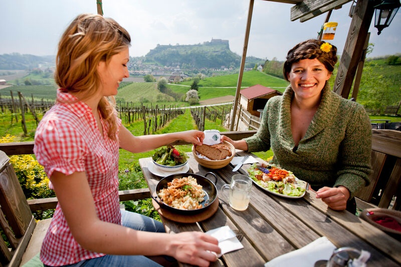 Guten Appetit mit Blick auf die Riegersburg