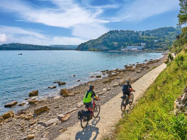 Radfahrer an der Mittelmeerkste bei Koper und Izola