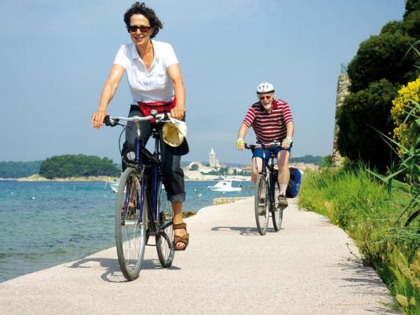 2 Radfahrer radeln entlang des Ufers in der Kvarner Bucht