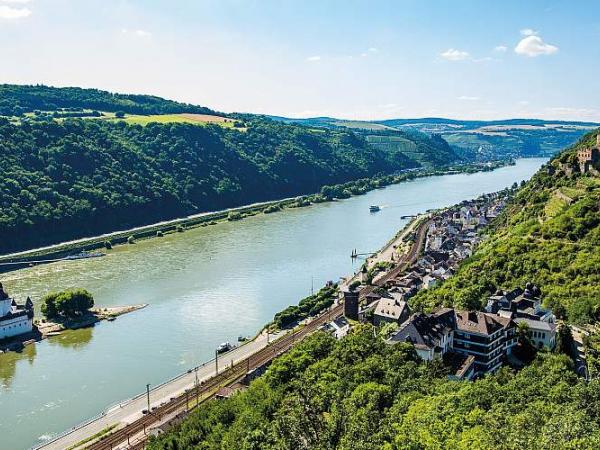 Blick auf die Burg Pfalzgrafenstein und die Burg Gutenfels