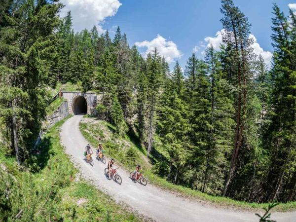 Radfahrer auf dem Dolomitenradweg