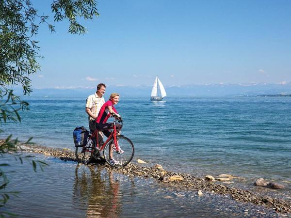 Radfahrer am Bodenseeufer