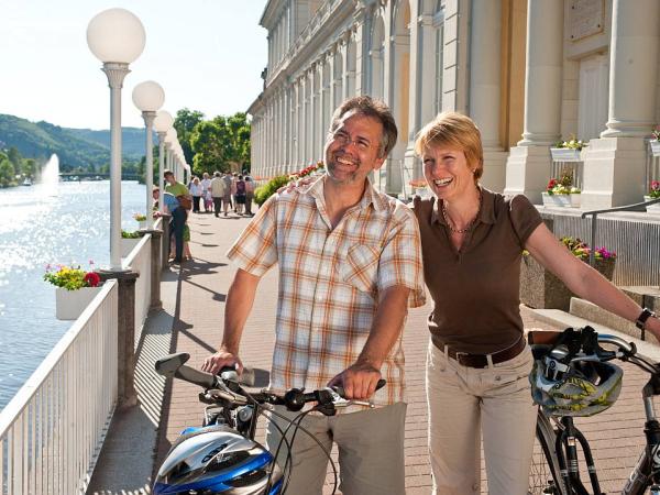 Radfahrer an der Lahn in Bad Ems