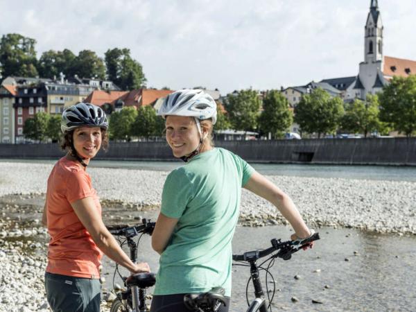 Radfahren am Isarradweg bei Bad Tlz