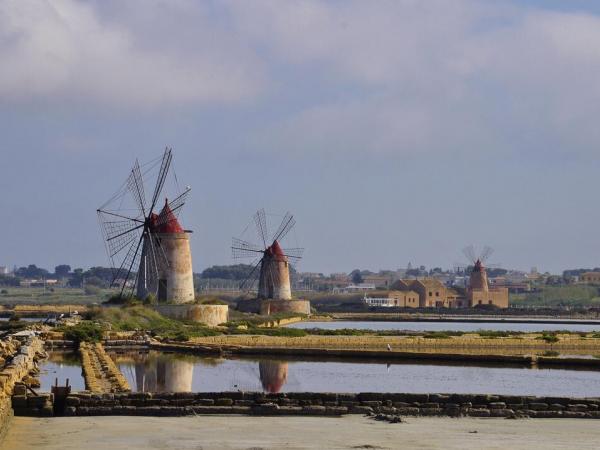 Windmuehlen auf der Insel Salina