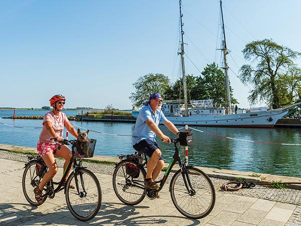 Radler am Hafen