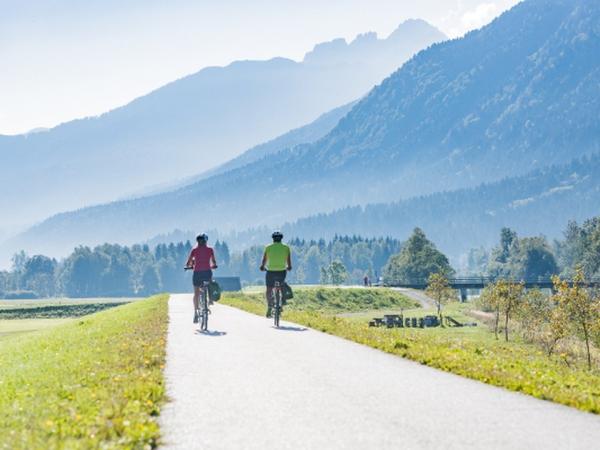 Radfahrer auf dem Alpe Adria Radweg