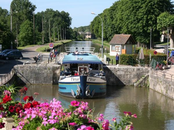 Schiff Fleur in einer Schleuse