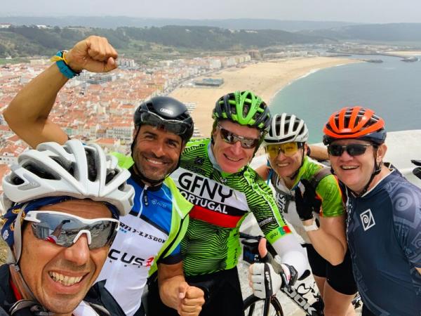 Radfahrergruppe ber dem Strand von Nazar