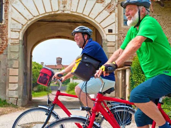 Piemont - Alter Hof mit Radfahrern