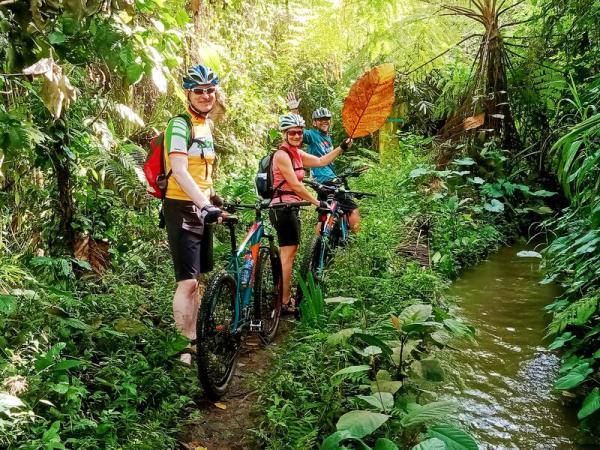Radfahrer im Dschungel von Bali