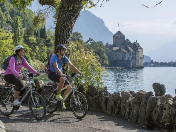 Velofahrer auf der Rhoneroute beim Schloss Chillon VD