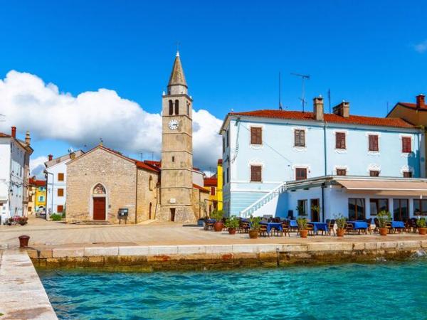 Strandpromenade und Hafen Fazana, Istrien,Kroatien