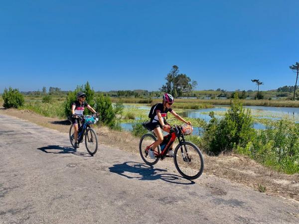 Radfahren durch die Sumpfgebiete