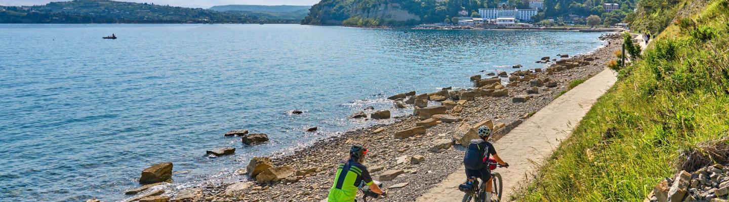 Radfahrer an der Mittelmeerkste bei Koper und Izola