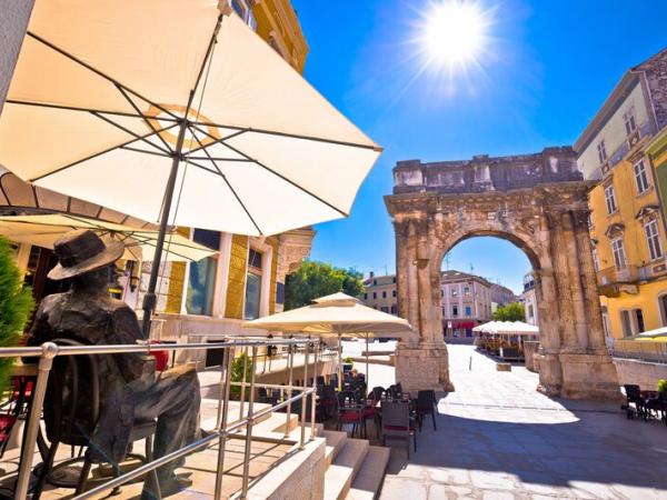 Goldenes Tor und James Joyce Statue in Pula