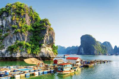 Radreise zum schwimmenden Fischerdorf in der Halong Bucht in Vietnam