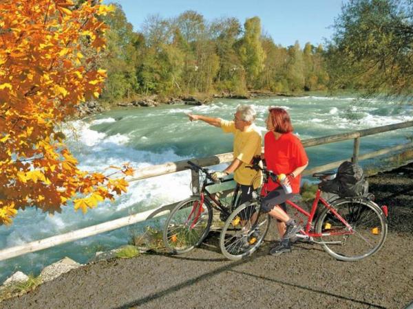 Radler vor dem Fluss auf der Romantsichen Strasse