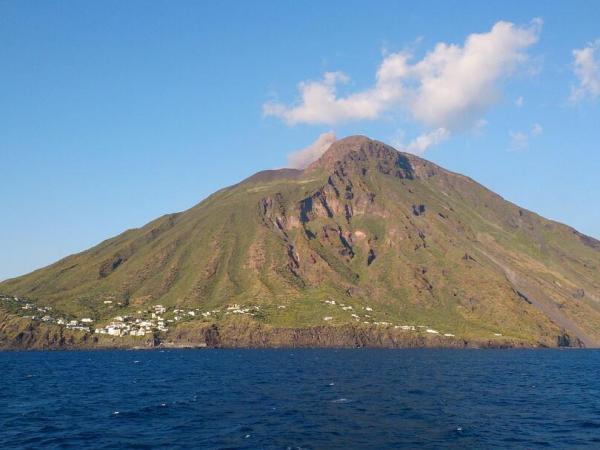 Stromboli vom Meer aus betrachtet